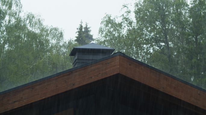 大雨倾泻在屋顶上烟囱