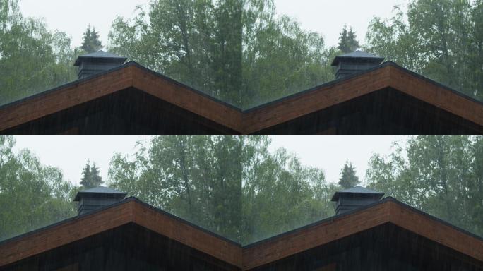 大雨倾泻在屋顶上烟囱