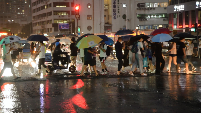 4K城市雨天下班的行人