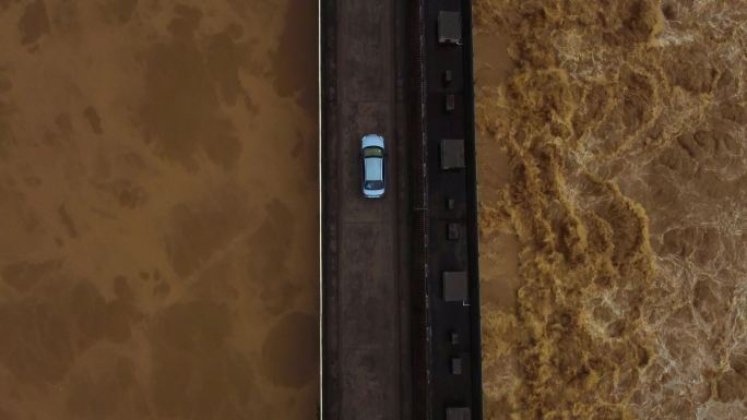 轿车驶过水坝桥航拍轿车水坝泄洪排涝排水