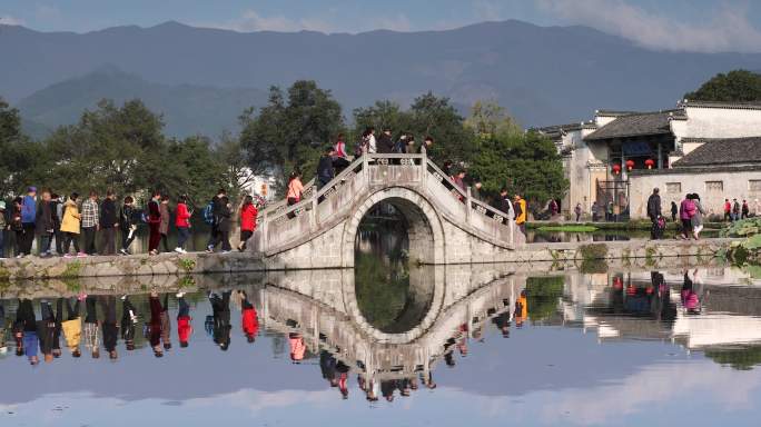 乡村桥上的游客小桥古镇江南旅游