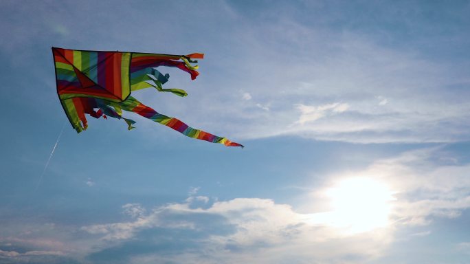 风筝在天空中飞翔蓝天白云下的风筝迎风飞翔