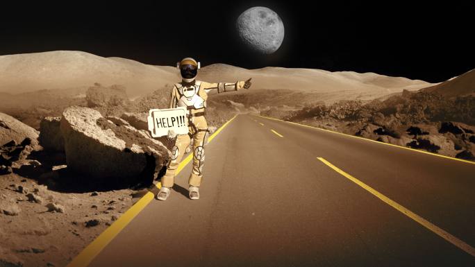 正在寻求帮助的宇航员。在月球上的山路上搭便车。持有“帮助”标志