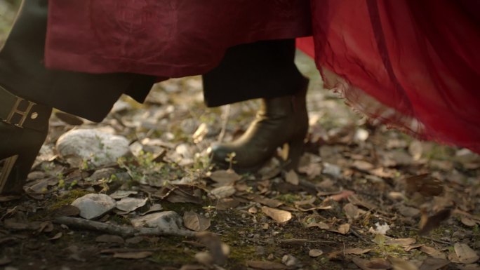 落叶中漫步的藏族女子脚步特写
