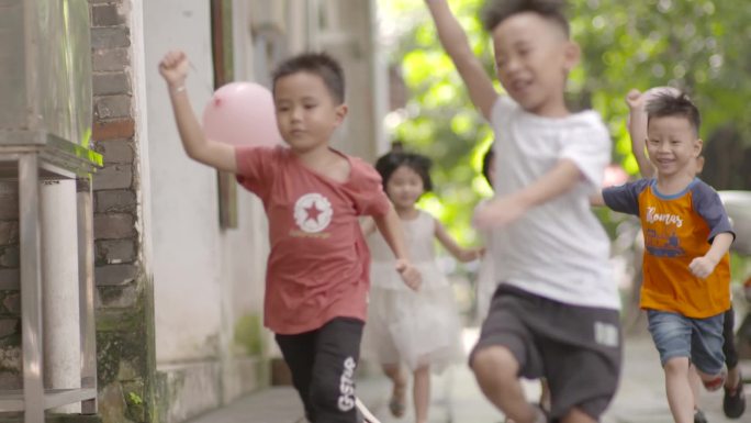 乡村小孩拿着汽球奔跑放飞希望梦想美好未来