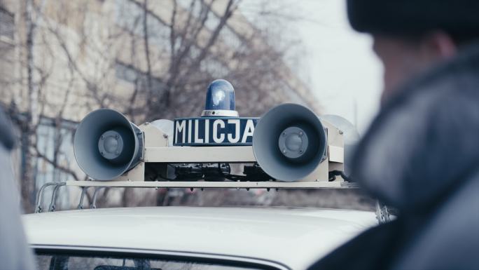 波兰1981年戒严法。社会主义民兵用vintagecar巡逻