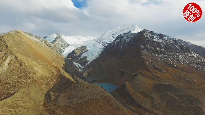四月西藏乃金岗桑峰雪线上移的卡若拉冰川