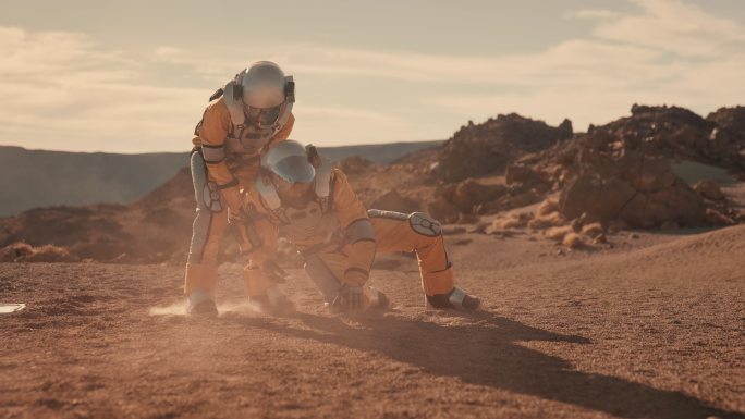 宇航员在火星上搭载受伤的朋友