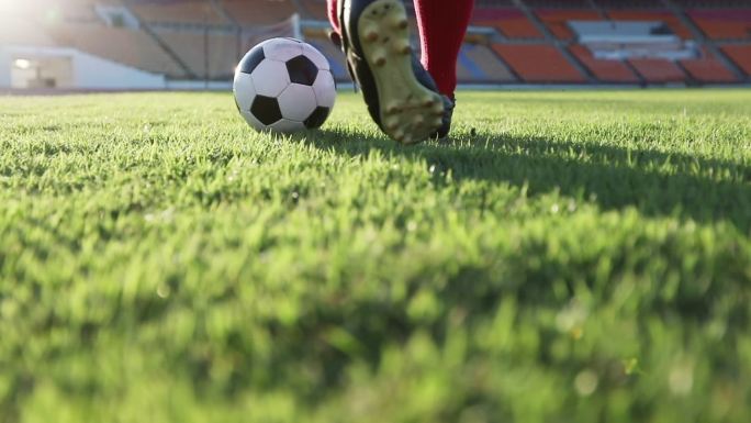 足球运动员展示步法，足球运动员以慢动作在球门上踢球和投篮