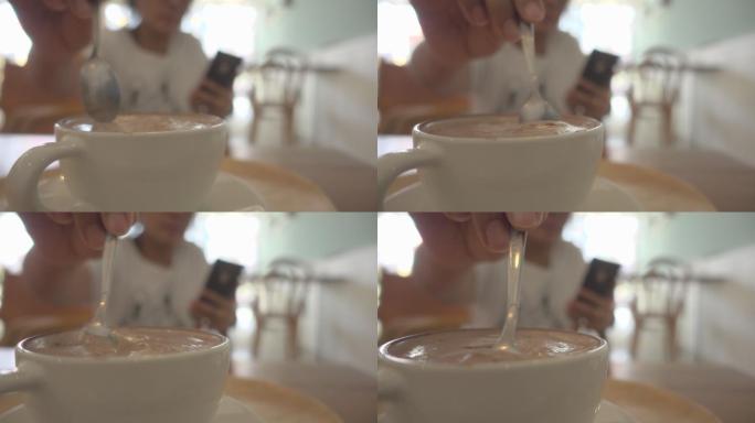 搅拌咖啡的女人慢镜头