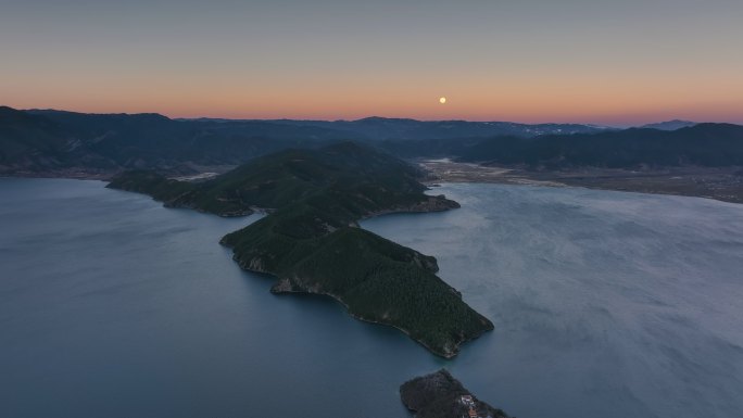 太阳和月亮一起照耀泸沽湖