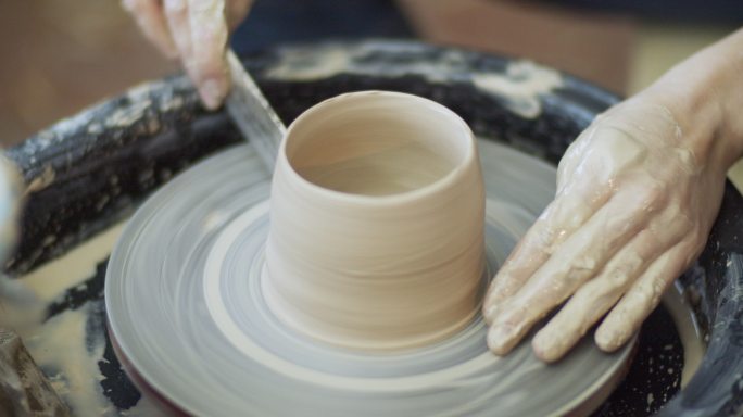 年轻女子在她的陶器车间制作陶瓷，小企业理念