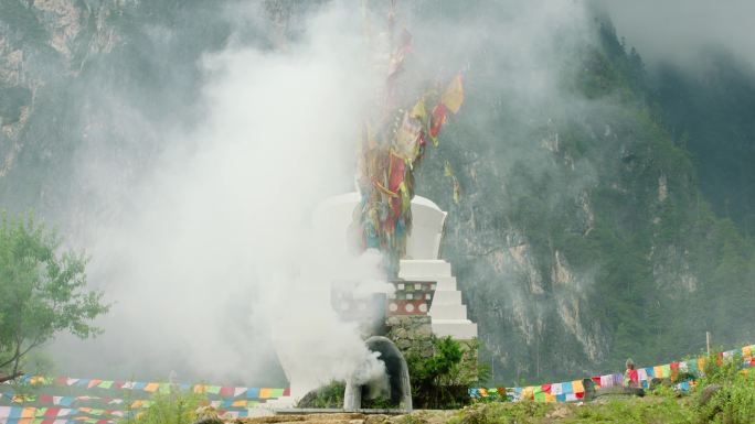 藏族白塔烧艾草