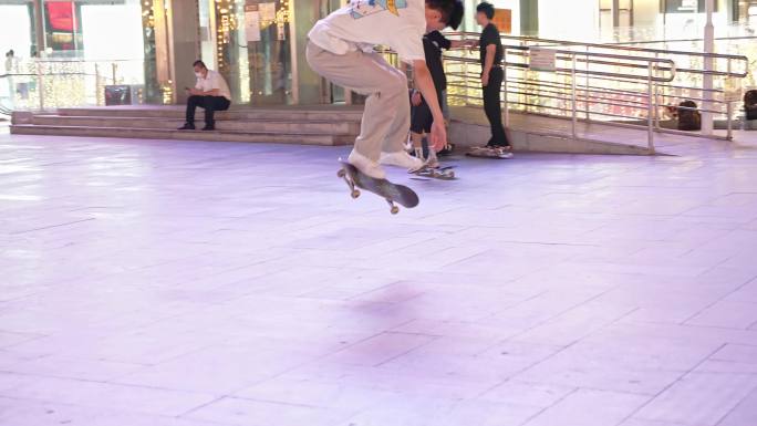 夜晚广场玩滑板