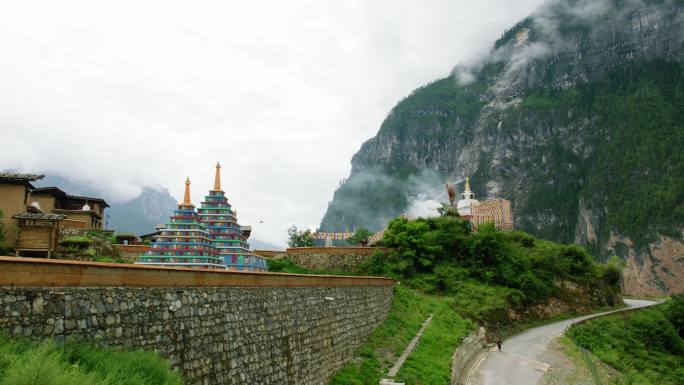 山间公路上行驶的敞篷车