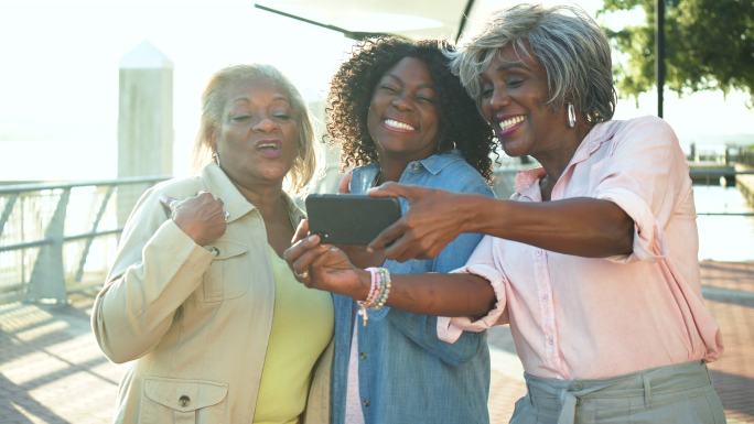三位资深非裔美国女性在户外自拍