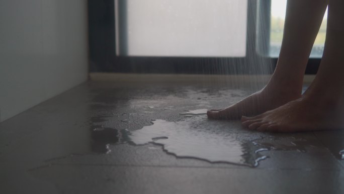 淋浴女性腿部视频淋浴女性腿部特写
