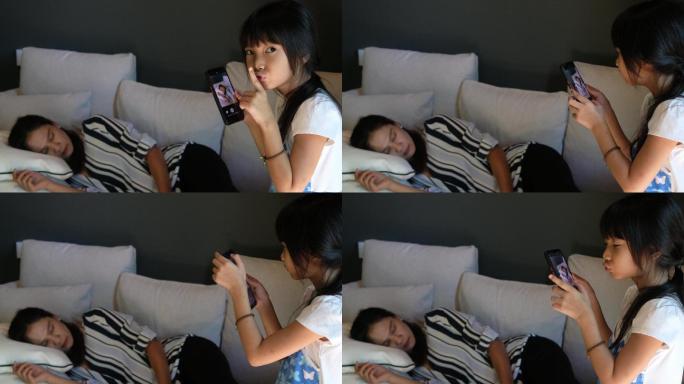 女儿取笑她妈妈，在她睡觉的时候偷偷拍了一张照片。