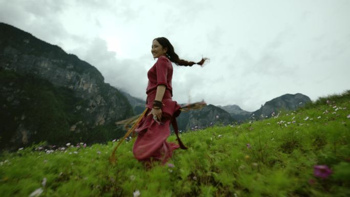 格桑花海中藏族女子跳舞