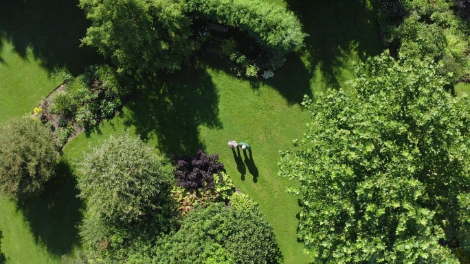 退休夫妇在他们的大休闲花园里散步