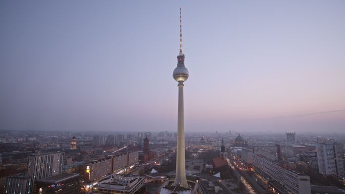 德国柏林Alexanderplatz timelapse地标Ferhsehturm或TV tower