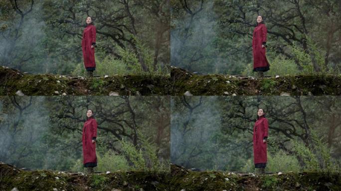 树林中的红衣藏族女子