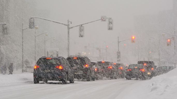 在暴风雪中驾驶暴风雪中汽车受困