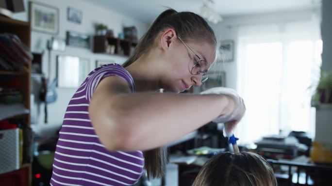 2019冠状病毒疾病大流行期间，女儿正在为母亲理发