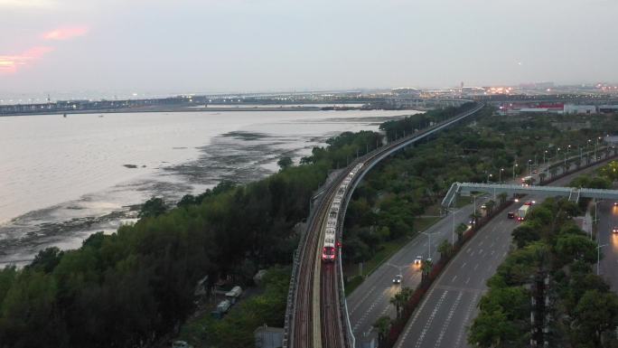 深圳地铁11号线列车经西湾红树林驶向机场