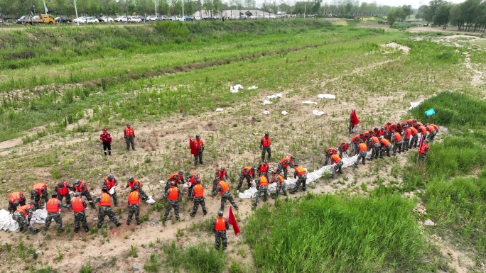 防洪应急演练抗沙袋驻防洪堤人民子弟兵抢险