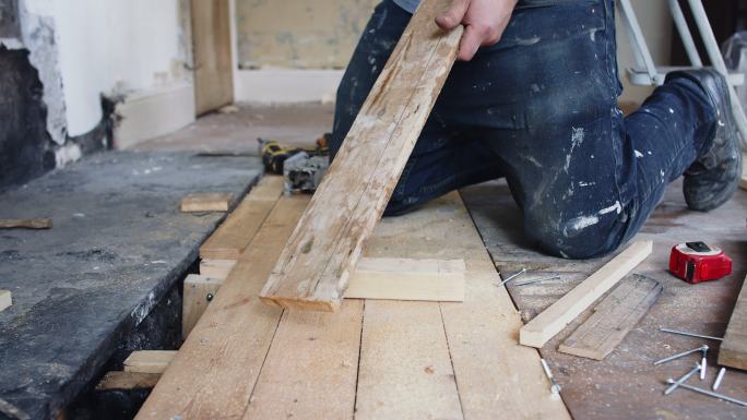 男建筑工人标记木地板