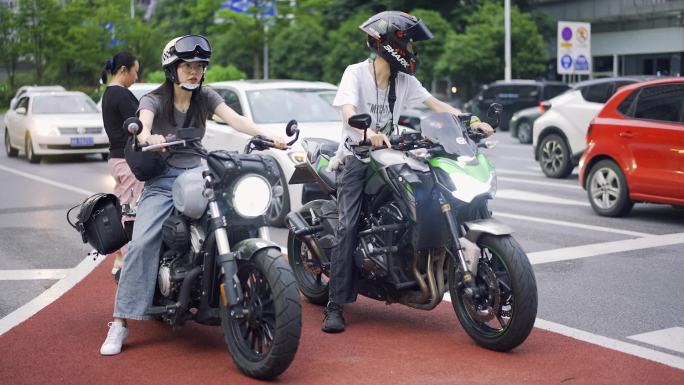 情侣骑摩托车机车等红绿灯