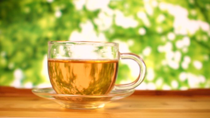 绿底玻璃茶杯暖色调茶水