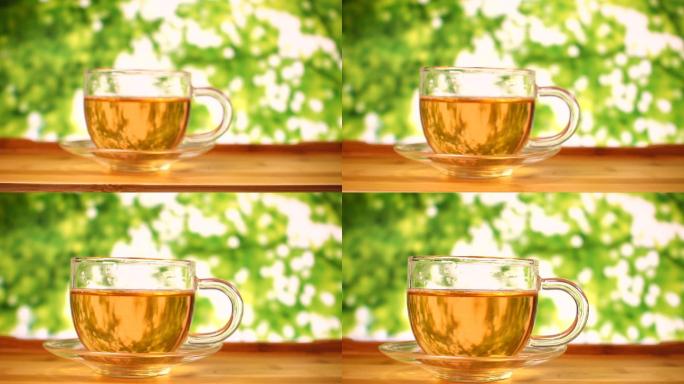 绿底玻璃茶杯暖色调茶水