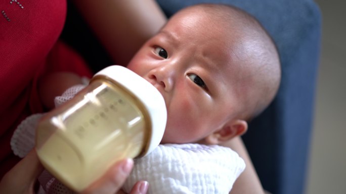 婴儿用婴儿奶瓶喝牛奶