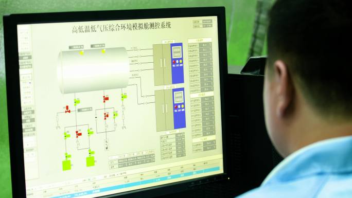 工人看屏幕 数据分析 智能制造 科技创新