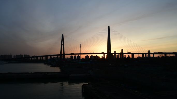 日落中的海河大桥，中国天津-2020年3月27日，中国天津港