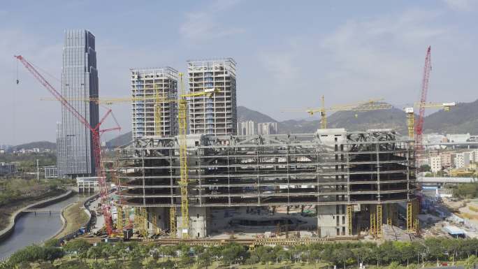 城市大型钢结构建筑施工现场