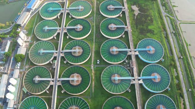 鸟瞰环境保护水处理厂。