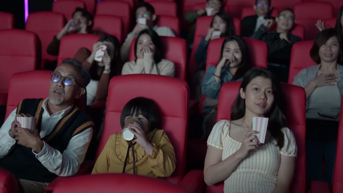 亚洲华人活跃老人和孙女喜欢在电影院看恐怖电影