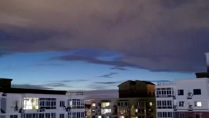 城市夜晚蓝天空云层延时摄影空镜
