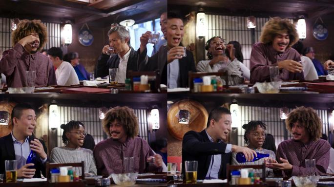 游客在传统的日本斋屋与当地人一起喝清酒