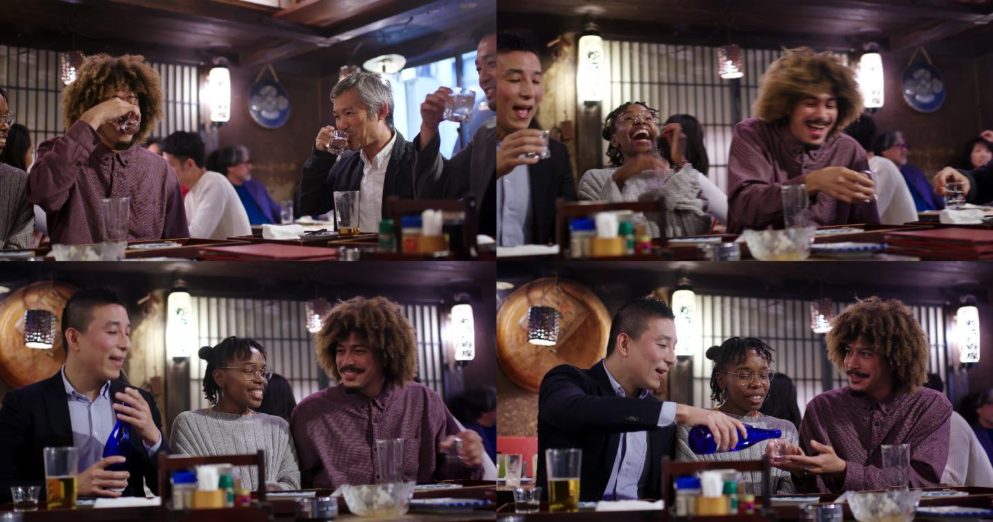 游客在传统的日本斋屋与当地人一起喝清酒