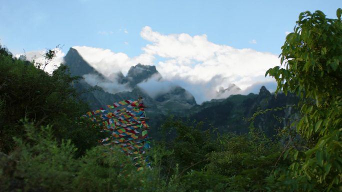 蓝天白云群山中经幡飘动