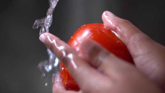女孩在家洗西红柿的手