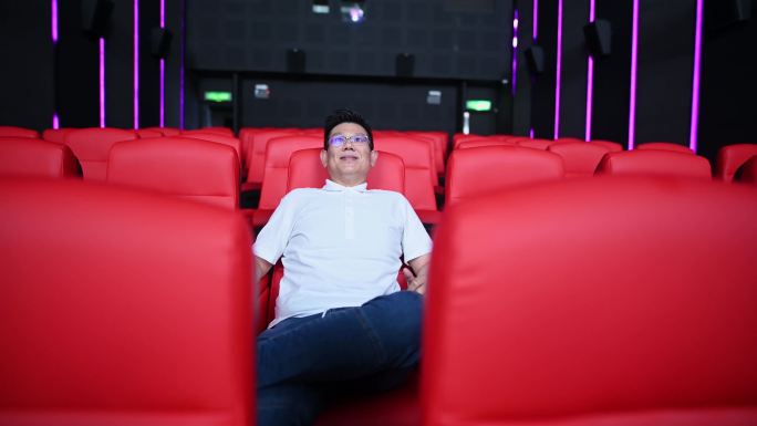 亚洲华人成熟男子喜欢独自在电影院看电影
