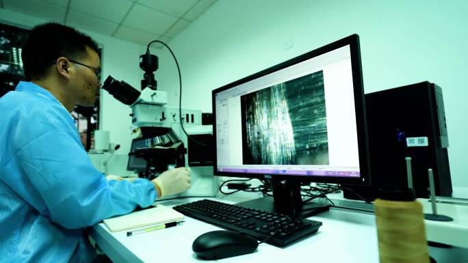 数据分析 智能制造 科研人员观察显微镜