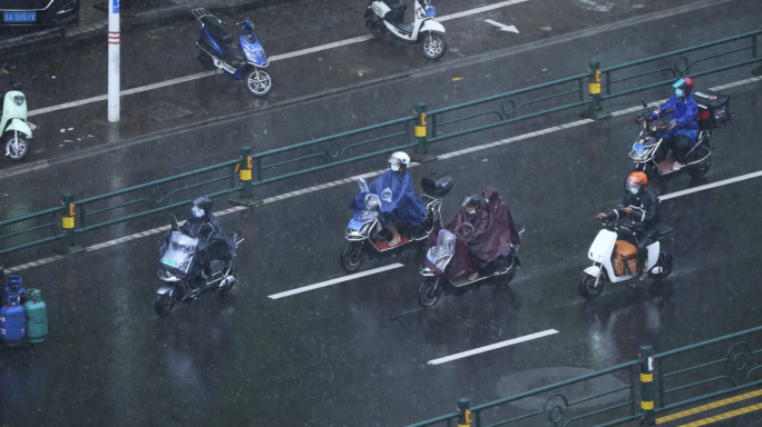 风雨前行的电摩车队