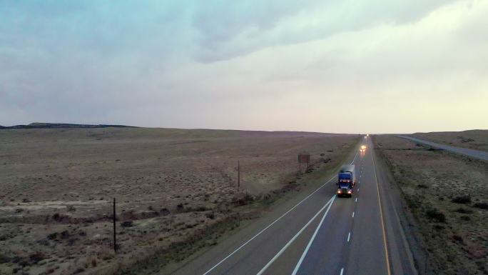 黄昏时分卡车在公路上行驶的片段