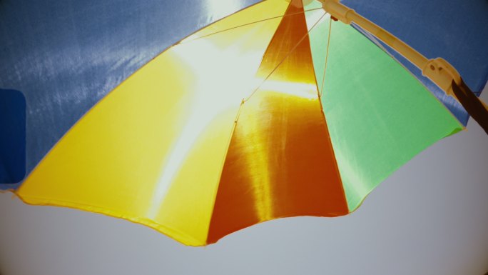 暑假标志：多色沙滩伞遮阳伞